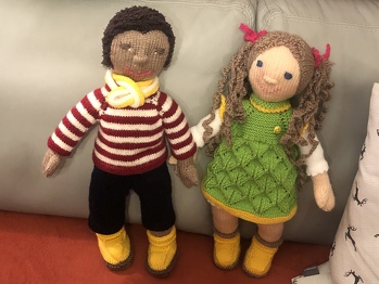 Das sind meine selbstgestrickten Puppen.