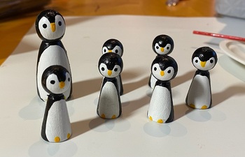 Kleine Pinguine aus Holzkegeln handbemalt von mir mit Spielzeuglack