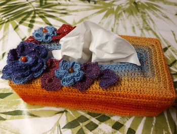 So sieht die Taschentuchbox einzigartig aus.....ein Unikat eben. Als Universe von hobbii.de gehäkelt und mit 3 Edelsteinperlen verziert.