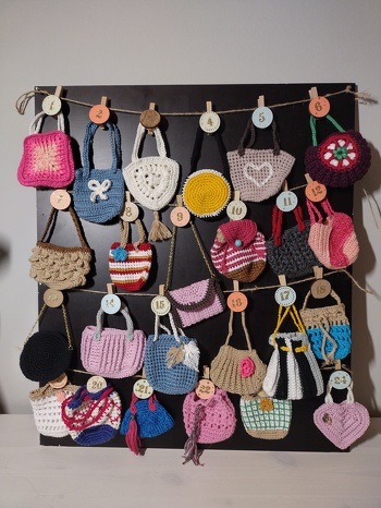 Ich bin sooo verliebt 😍. Ich musste einfach alle 3 Anleitung nacharbeiten. Ein Täschchen ist schöner als das andere. Eine supertolle, detaillierte Anleitung. Es fehlt nur noch eine goldene Perle als Verschluss, die kommt wohl aus China😯. Jetzt nur noch füllen und verschenken.🧑‍🎄🌲
Oder doch selbst behalten..🤭