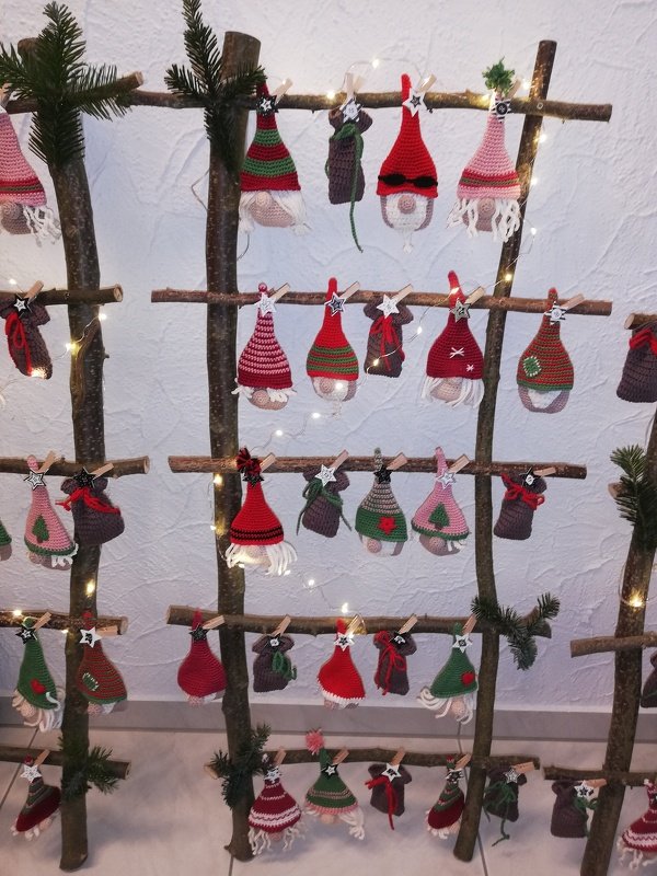 Adventskalender mit befüllbaren Wichteln und Säckchen - Häkelanleitung