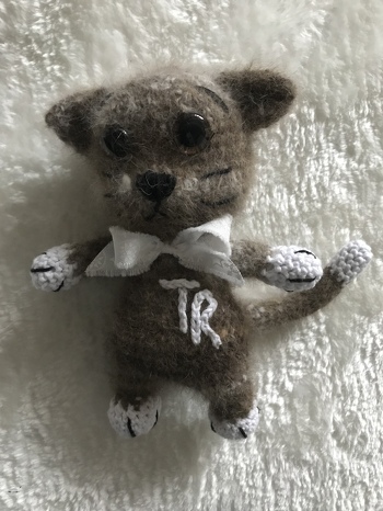 Aus Katzenhaar-Wolle gehäkelt.
Etwas ganz Besonderes für mich!!!