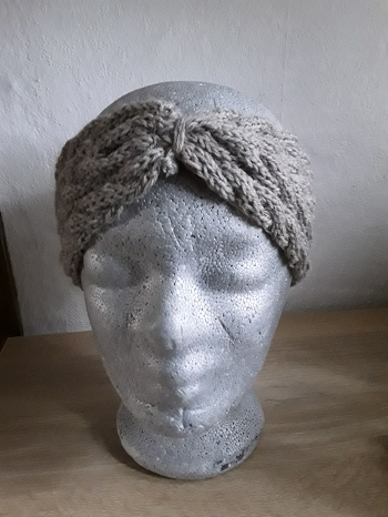 Ich durfte das Stirnband teststricken und bin einfach nur begeistert.  Es sieht richtig gut aus und war nach der Anleitung sehr gut ohne Probleme zu stricken
Vielen Dank nochmal für das Vertrauen