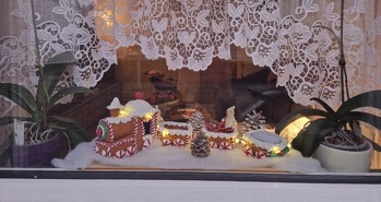 Als Fensterdeko mit einer kleinen Batteriebetriebenen Lichterkette, wirkt dieser Zug noch schöner