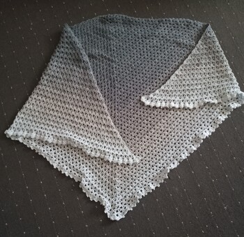 Tuch 'Semplice', Anleitung von Krea_Tina.
NS 3, Wolle von Danis_wolle_bobbel 1.000 m.
Hab eine Woche dran gearbeitet.