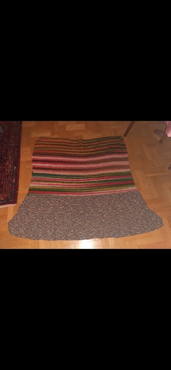 1 Decke ohne Anleitung alles aus eigener Idee gehäkelt.
Decke besteht nur aus Normalen ganzen Stäbchen so kann man auch gut Reste verarbeiten.  Wer noch ideen braucht wie man Reste gute verarbeiten kann.