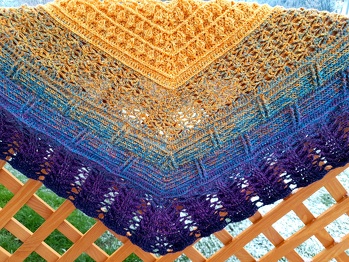 Hab beim CAL in der Morben Design FB-Gruppe mitgemacht und es ist ein tolles abwechslungsreich es Tuch entstanden.
Bobbel 1000m 5fädig