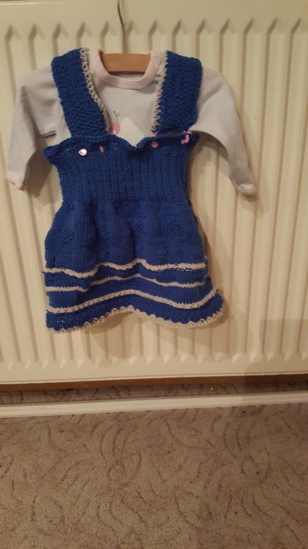 Strickanleitung für Baby-Trägerkleid, das mitwächst – von 6 bis 18 Monate