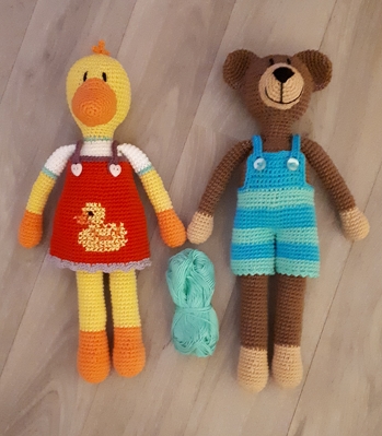 Häkelprojekt fertig. (AL Schneckenkind). Die AL der Katze habe ich zum Teddy umgewandelt. Ohren selbst ausgedacht. Ich denke, die zwei können sich sehen lassen.