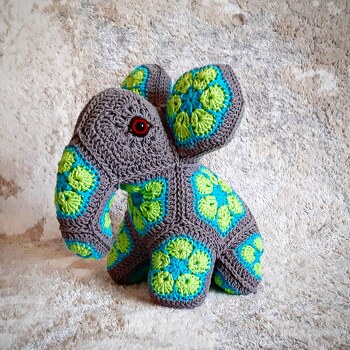 Hallo Ihr Lieben. Ganz frisch geschlüpft zum dritten Advent ist bei mir ein Baby-Elefant 🐘.
Einen Namen hat er noch nicht. Es sind also alle Vorschläge willkommen.
Hello friends. Quite freshly to the third Advent is with me a baby elephant 🐘 emerged.
He does not have a name yet. So all suggestions are welcome.