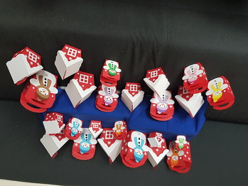 Die Anleitung für die Geschenktaschen ist gut und verständlich geschrieben und die Schachteln waren schnell gebastelt. Es hat einen schönen Adventskalender gegeben.