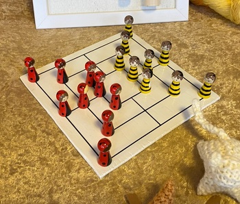 Dieses Spielbrett und die Figuren habe ich handbemalt