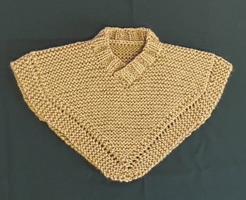 Damit meine armen Nadeln sich nicht total zugunsten von Pinseln vernachlässigt fühlen, stricke ich zwischendurch auch immer was. Dies ist ein kleiner Pullunder im Poncho-Style für meinen Mini