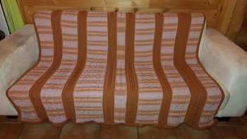 Eine wunderbare Decke in toller Zusammenstellung von schönen Zöpfen.
Es hat richtig Spaß gemacht, diese Decke zu stricken!
Nach der Anleitung von Wuidkatz-Design
Decke Celtica JahresKAL Gestrickt