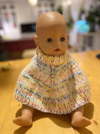 Das Püppi brauchte dringend einen warmen Poncho 😊 - also habe ich ihm „brav“ einen gestrickt. Meine kleine Puppenmutti ist sehr zufrieden ❤️