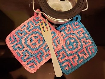 Dicke Topflappen in Mosaik-Technik gehäkelt.