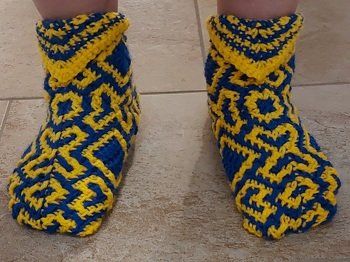 Sockepuschen, aus jeweils einem gehäkelten Mosaik-Granny (Quadrat) gefertigt. Garn ist Megaball Aran von Hobbii, NS 5.