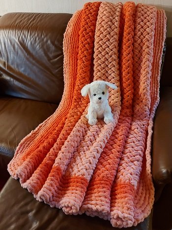 Große kuschelige Decke aus 3 Knäulen Alize Puffy Ombre Batik.