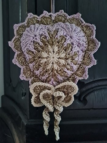 Wunderschön und herzallerliebst ist das Deco-Herz-Kissen-Maria von Petra Perle.
Es ist schnell und einfach gehäkelt und sieht so schön aus.