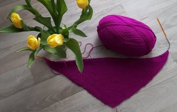 Hab mal wiedeq gestrickt. Soll ein Dreiecktuch werden nur mit re Ms. Tauschwolle verarbeitet.