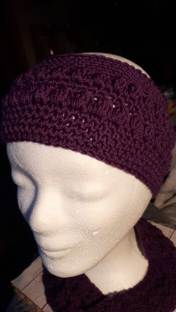 Habe mit Merino ein Stirnband gehäkelt in Runden mit Büschelmaschen  und festen Maschen.