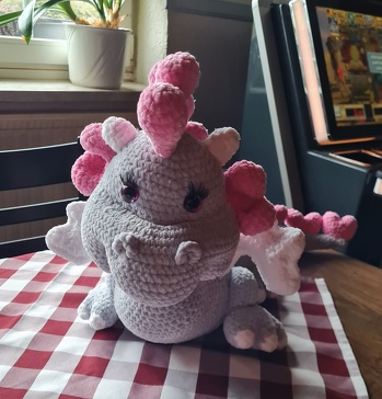 Es macht so viel Spaß diesen Drachen zu häkeln, ich mache ihn noch in einer anderen Farbe! Denn die Anleitung ist super leicht und verständlich ! Vielen Dank