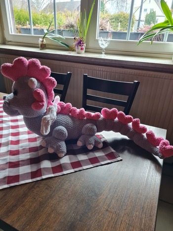So sieht dieser bezaubernde Drache von der Seite aus! 🥰
