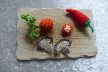 Die Restekiste wird immer leerer. Es macht großen Spaß, die Zutaten für das Mittagessen zu häkeln.