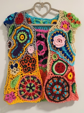 Das ist meine Version der Freestyle Weste, gearbeitet nach der echt umfangreichen und wirklich empfehlenswerten Anleitung von Petra Perle