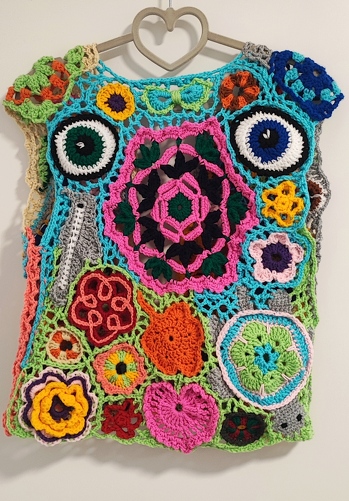 Das ist meine Version der Freestyle Weste, gearbeitet nach der echt umfangreichen und wirklich empfehlenswerten Anleitung von Petra Perle