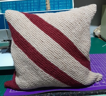 Kissen zur Decke aus der Restwolle gestrickt