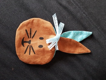 Die Anleitung ist gut geschrieben und das nacharbeiten ist gut gegangen.
Es hst richtig Spass gemacht, den Hasenbeutel zu nähen.