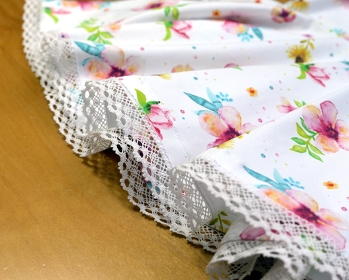 Ein bisschen Zierwerk gehört an jedes Kinderkleid - hier eine zarte Baumwollspitze. Genäht habe ich das Drehkleid 