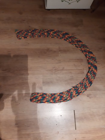 Ein bunter Schal
Gehäkelt nur mit Festenmaschen.
Ohne Anleitung frei nach eigener Idee