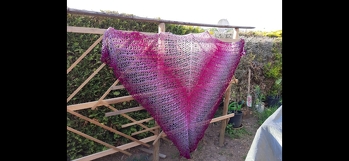 Dreieckstuch  Chipatter ist eine kostenlose YouTube Video Anleitung von Veronika Hug
Wunschbobbel 1000m Lauflänge 8 Fäden ohne Glitzer ist eine Wunschwicklung (Sanpften Verlauf) gewickelt.  Bobbel stammt von Chemseegarn