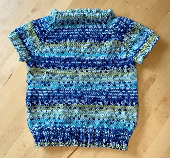 Einfacher RVO-Strickpulli mit kurzem Arm für den Mini.
Aus 8fach-Sockenwolle
Ohne Fremdanleitung