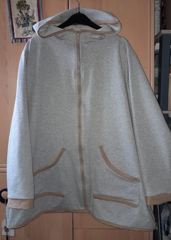 Sweatjacke mit Kapuze