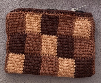 Ein kleines Täschen mit RV in Entrelac Technik. Resteverwertung dunkles Garn