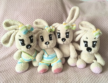 Die Hasenbande ist komplett….leider hoppeln bald alle davon😞…
Anleitung von : @olga.usolya Süße Hasen Häkelanleitung Amigurumi Spielzeug (Kaninchen)
Ich hab nur die Augen etwas größer gemacht, weil ich zuerst überhaupt nicht klar kam….