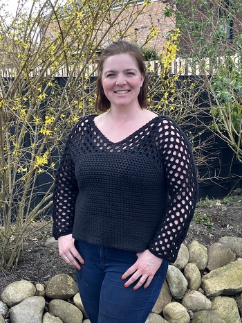 Super Anleitung. Ich bin einfach genau den einzelnen Schritten gefolgt und siehe da, der Pulli ist fertig und sitzt wie angegossen.
https://www.crazypatterns.net/de/store/claudia-sticken