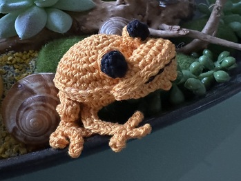 Ich soll einen kleinen Frosch häkeln, erster Versuch .... da gibt es noch einiges zu verbessern.