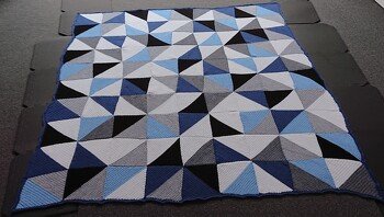 Auf Wunsch meines Mannes gehäkelt nach einem Bild eines genähten andersfarbigen Quiltes. Das Zusammennähen der einzelnen Quadrate war wie immer..... sehr anstrengend (ich hasse es :-D )