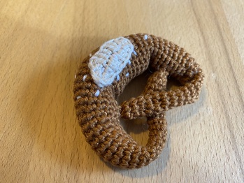 🥨 darf „natürlich“ in keinem Bäcker-Kaufladen fehlen, waren sich die Kinder einig 🤣😉