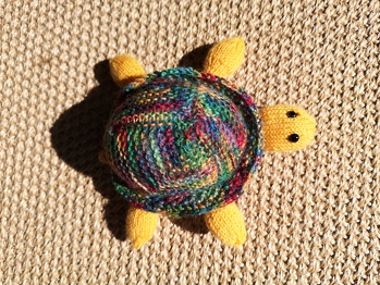 Nach einer tollen Anleitung von appelino gestrickt: Schildkröte.