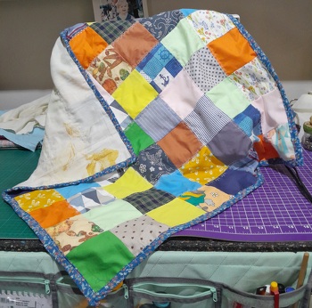 kleine Patchworkdecke in 80cm x 80cm für die Kindertafel