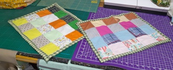 zwei passende Kissele zu den Decken