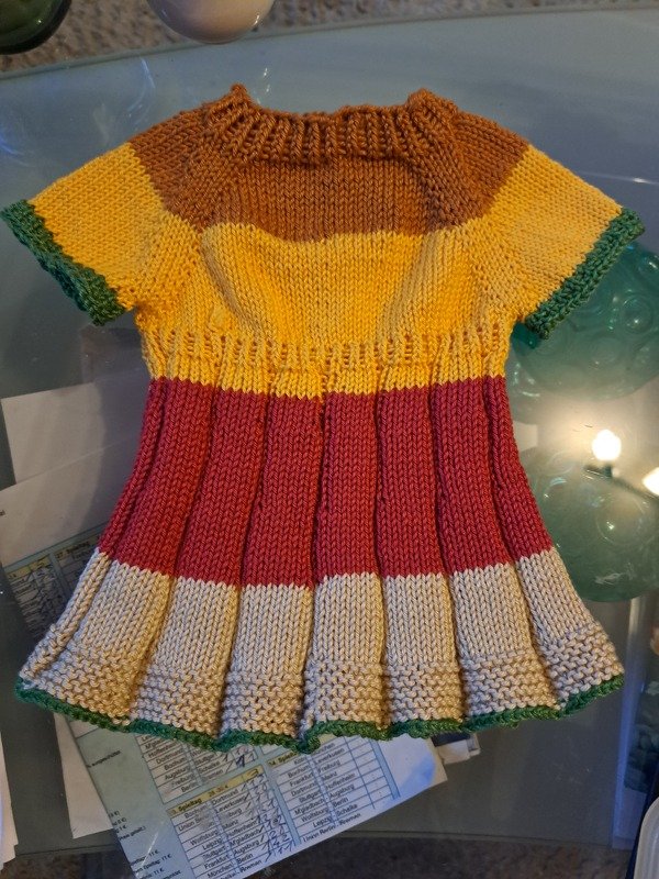 Buntes Raglankleidchen für Puppen - Strickanleitung