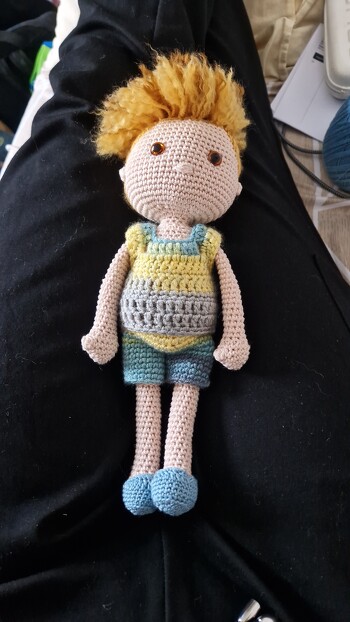 Ich habe diesen kleinen Puppenjungen nach einer Anleitung gehäkelt und habe mich verliebt. Die Kleidung habe selbst entworfen. Er hat auch eine kleine Unterhose gehäkelt.
