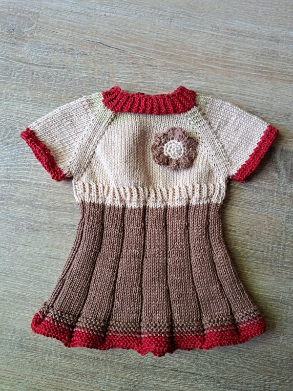 Buntes Raglankleidchen für Puppen - Strickanleitung