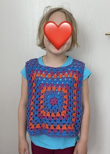 Strubbelmonster mit ungekämmten Haaren, aber glücklich im neuen Häkeltop 😁❤️